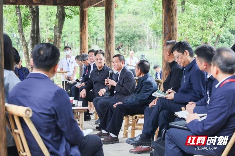 中国作协党组书记、副主席张宏森与清溪村村民座谈。（图片来源：中国作家网）