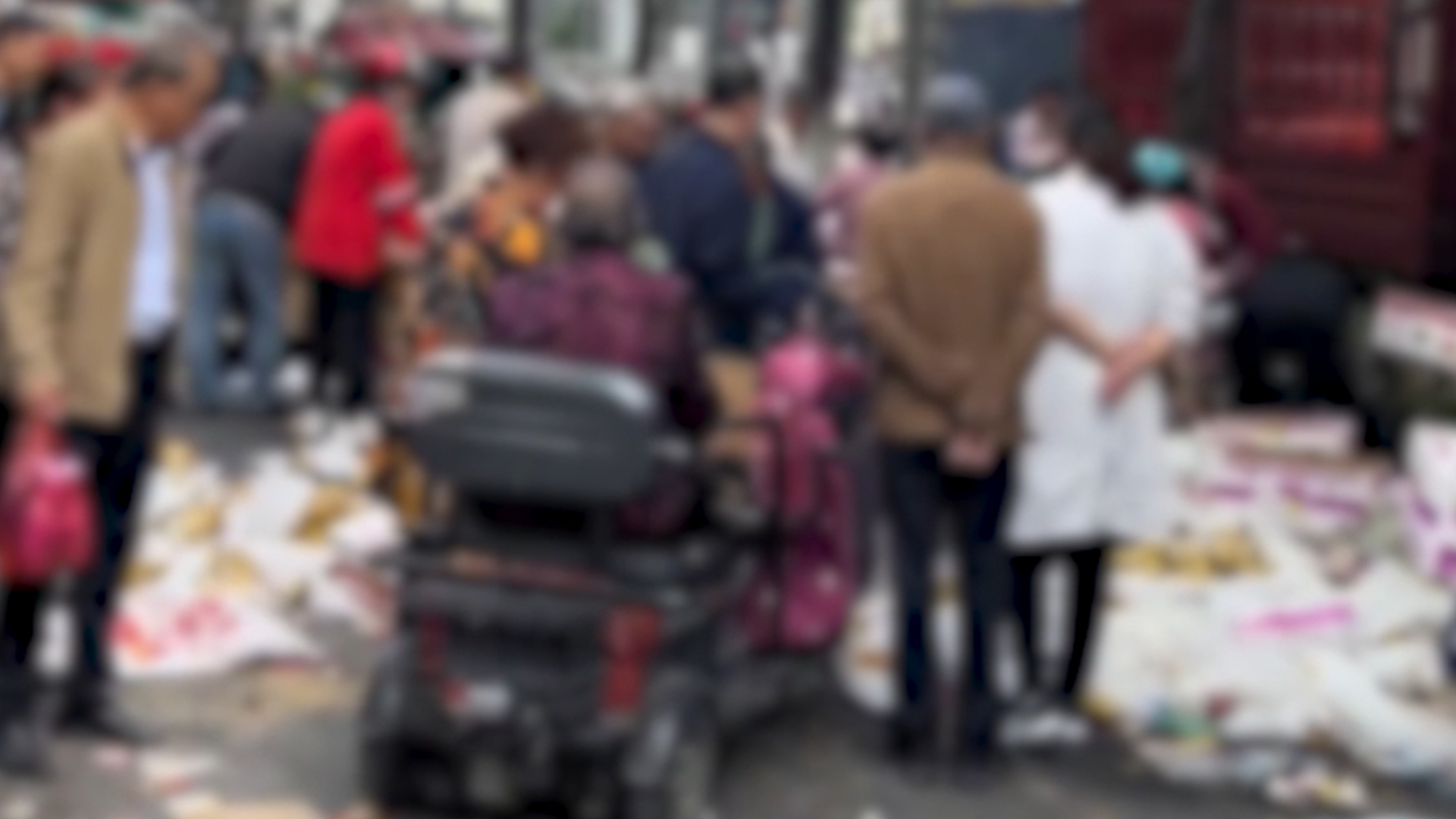 水果摊无人看守30箱水果被抢光，拍摄者：老板雇的2人睡觉去了