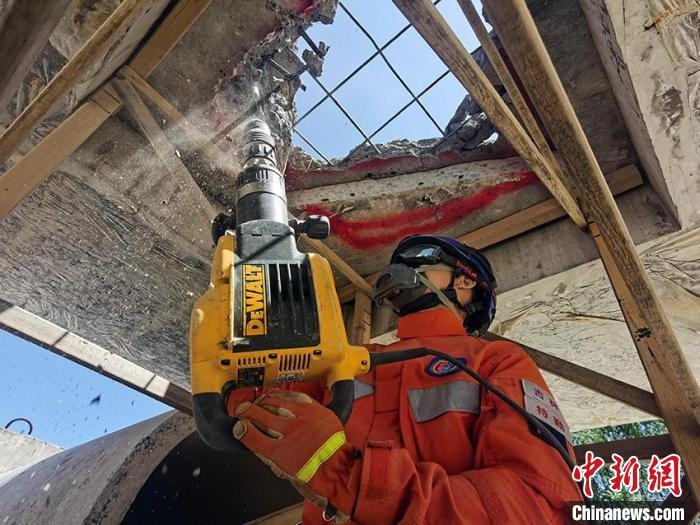 消防救援人员正在进行安全破拆演练。　宋振豪 摄