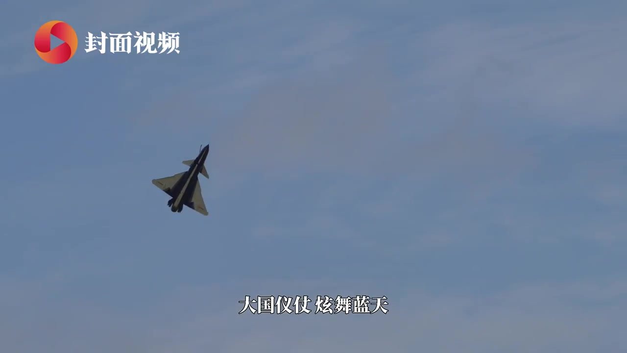 空军八一飞行表演队在兰卡威机场上空掀起“中国风”