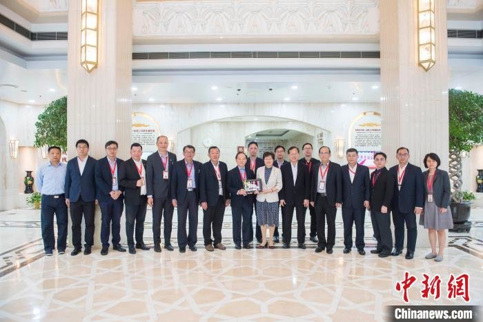 上海市政府侨办与马来西亚华校董事联合会总会访华团互赠礼物 上海市政府侨办供图