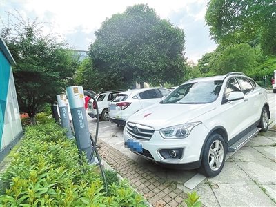 赣州市历史文化与城市建设博物馆旁的停车场内，设有充电桩的停车位被燃油车占用。