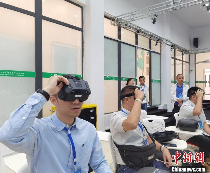图为台湾青年在贵阳幼儿师范高等专科学校体验VR教学。　周燕玲 摄
