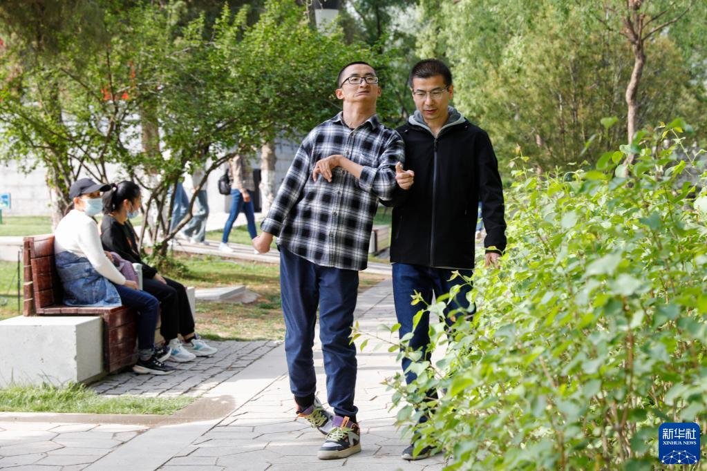 在兰州大学，谢炎廷（右二）和同学在讨论学业情况（5月12日摄）。新华社记者 方欣 摄