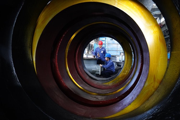 5月18日,秦皇岛开发区一家冶金装备制造企业的工人在生产线上工作。