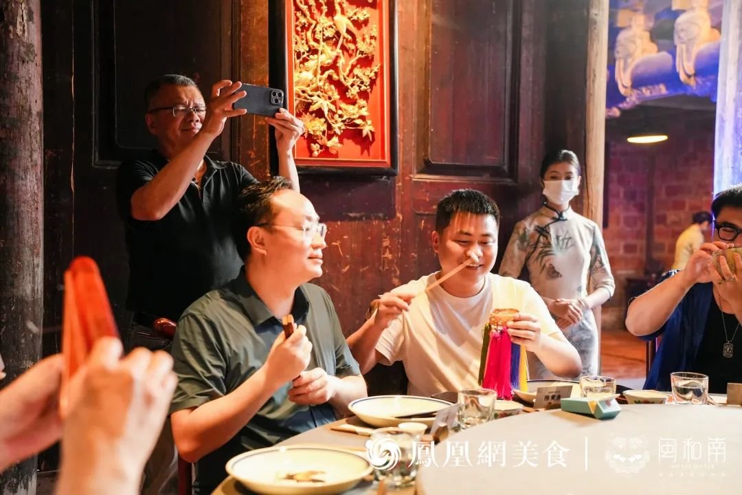 △南音表演，和尝试乐器的美食家