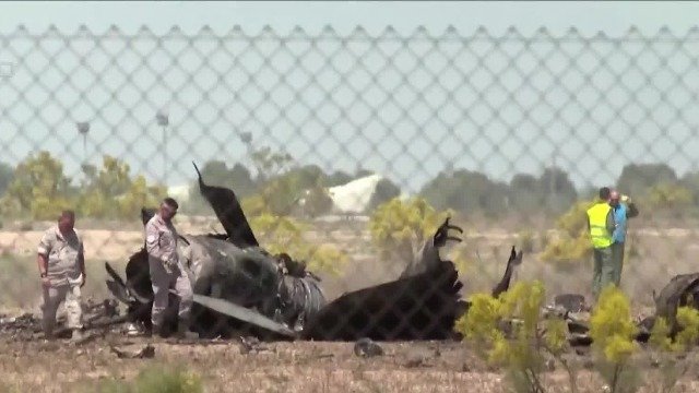 西班牙空军战斗机飞行表演时坠毁：落地爆炸，机身破碎