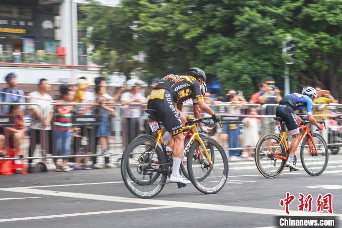 图为男子公路精英组选手从赛道上飞驰而过。　刘力鑫 摄
