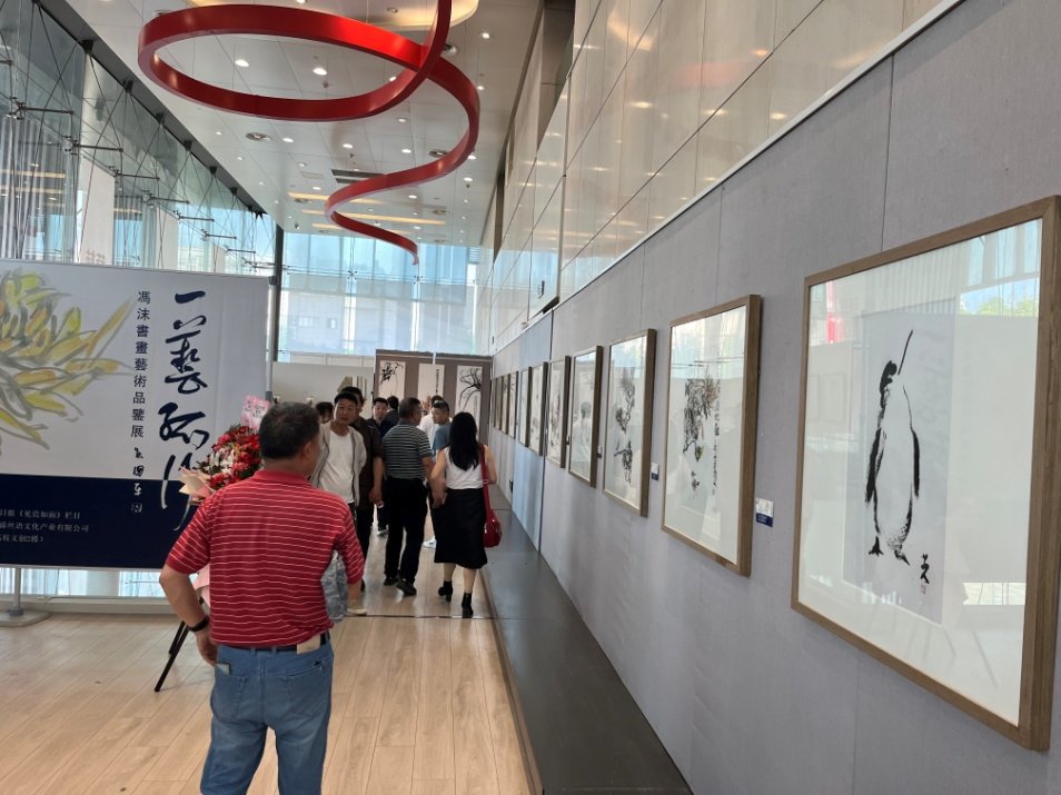 观展者川流不息。