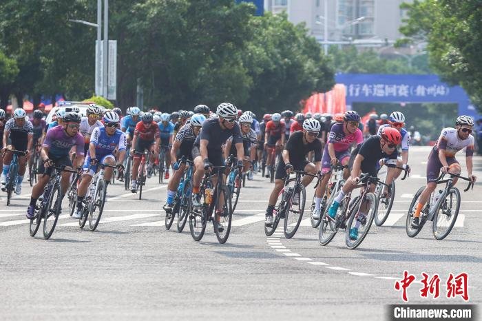 图为男子公路精英组选手冲出起点开始比赛。　刘力鑫 摄