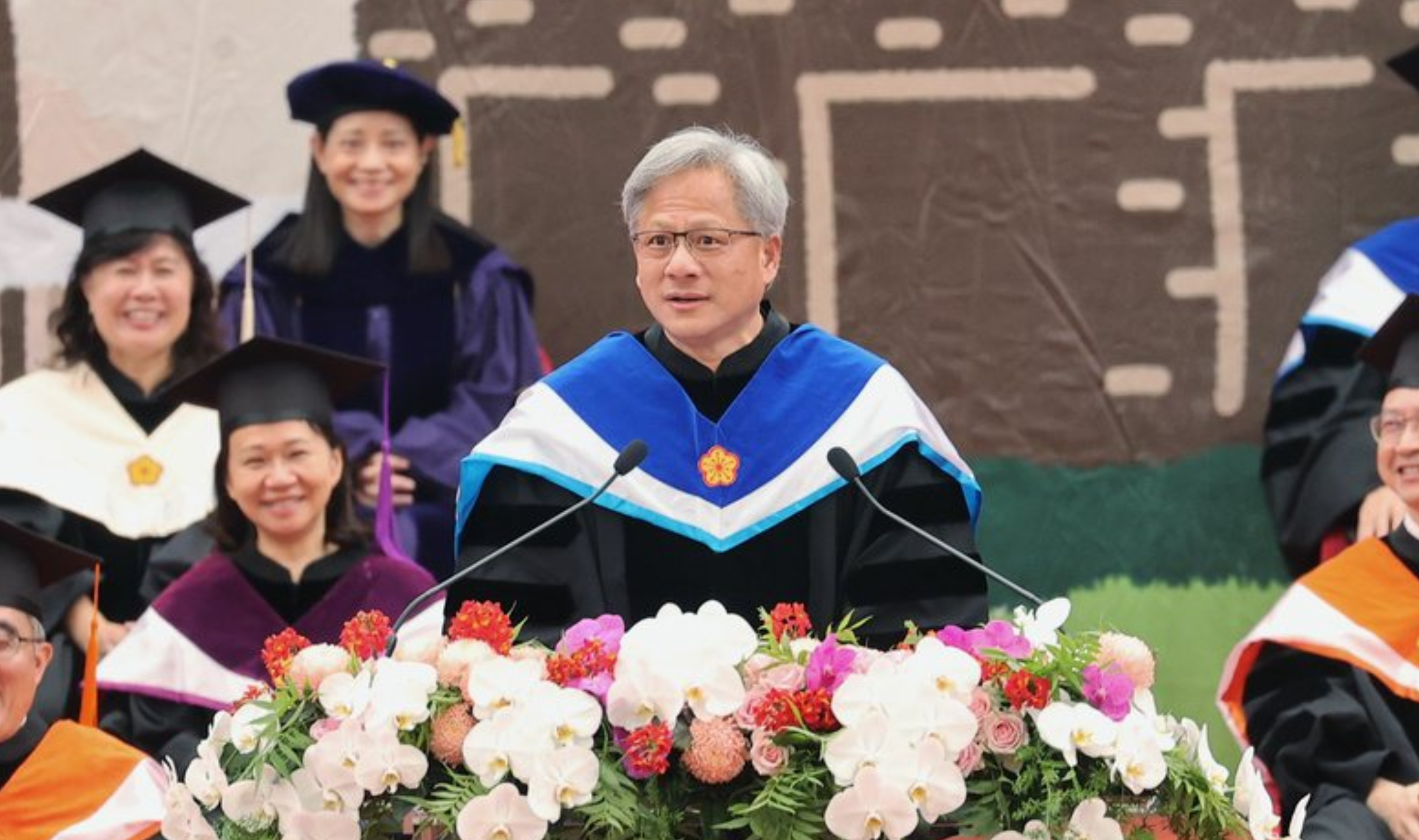 AI前哨｜黄仁勋在台大毕业典礼致辞：这种公司将会消亡