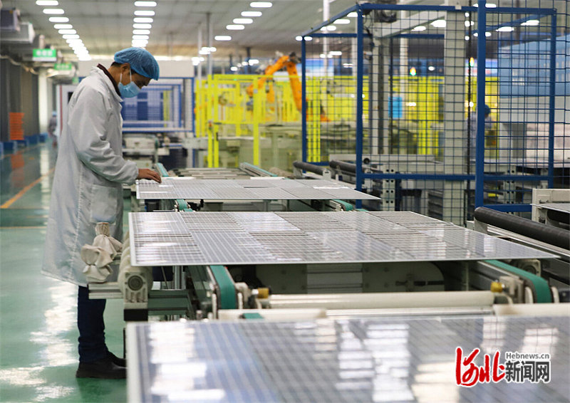 图2：在河北省唐山市玉田县唐山海泰新能科技股份有限公司内，工人正在赶制光伏组件订单。河北日报通讯员李洋摄.jpg