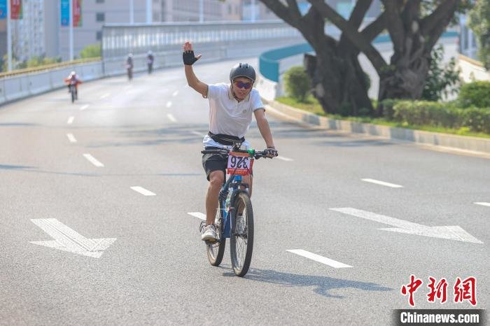 图为男子山地精英组选手在比赛中。　刘力鑫 摄