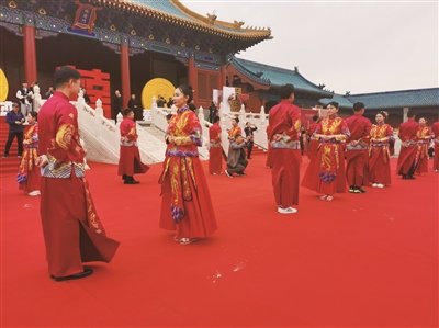 图为中式婚礼现场。大同晚报记者 韩堃 摄