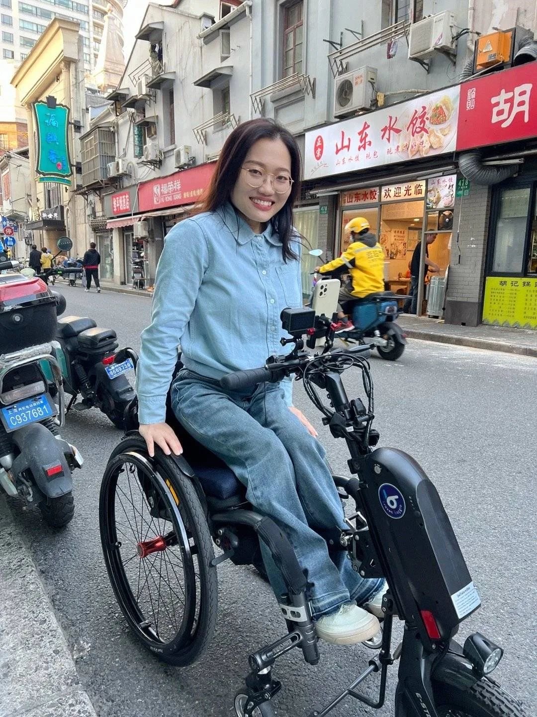 骑着她的越野轮椅，程子在路上
