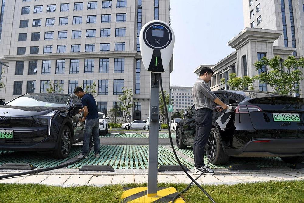 5月19日，高安市瑞泰广场CDE写字楼停车场充电站，车主在为新能源汽车充电。