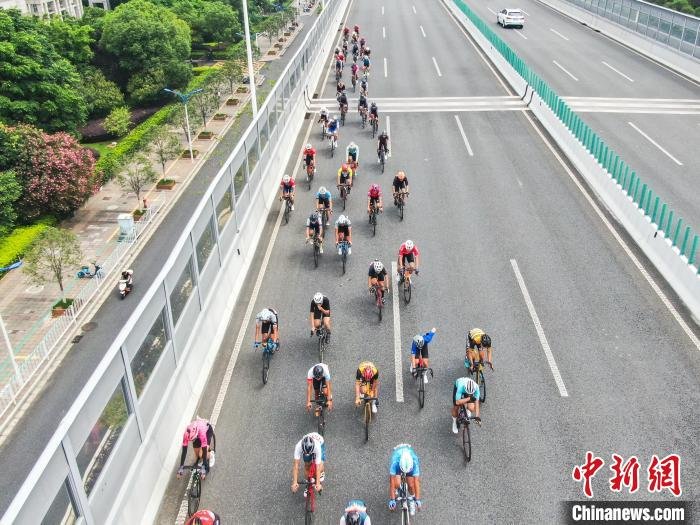 图为男子公路精英组选手从城市高架路上驶过。　刘力鑫 摄