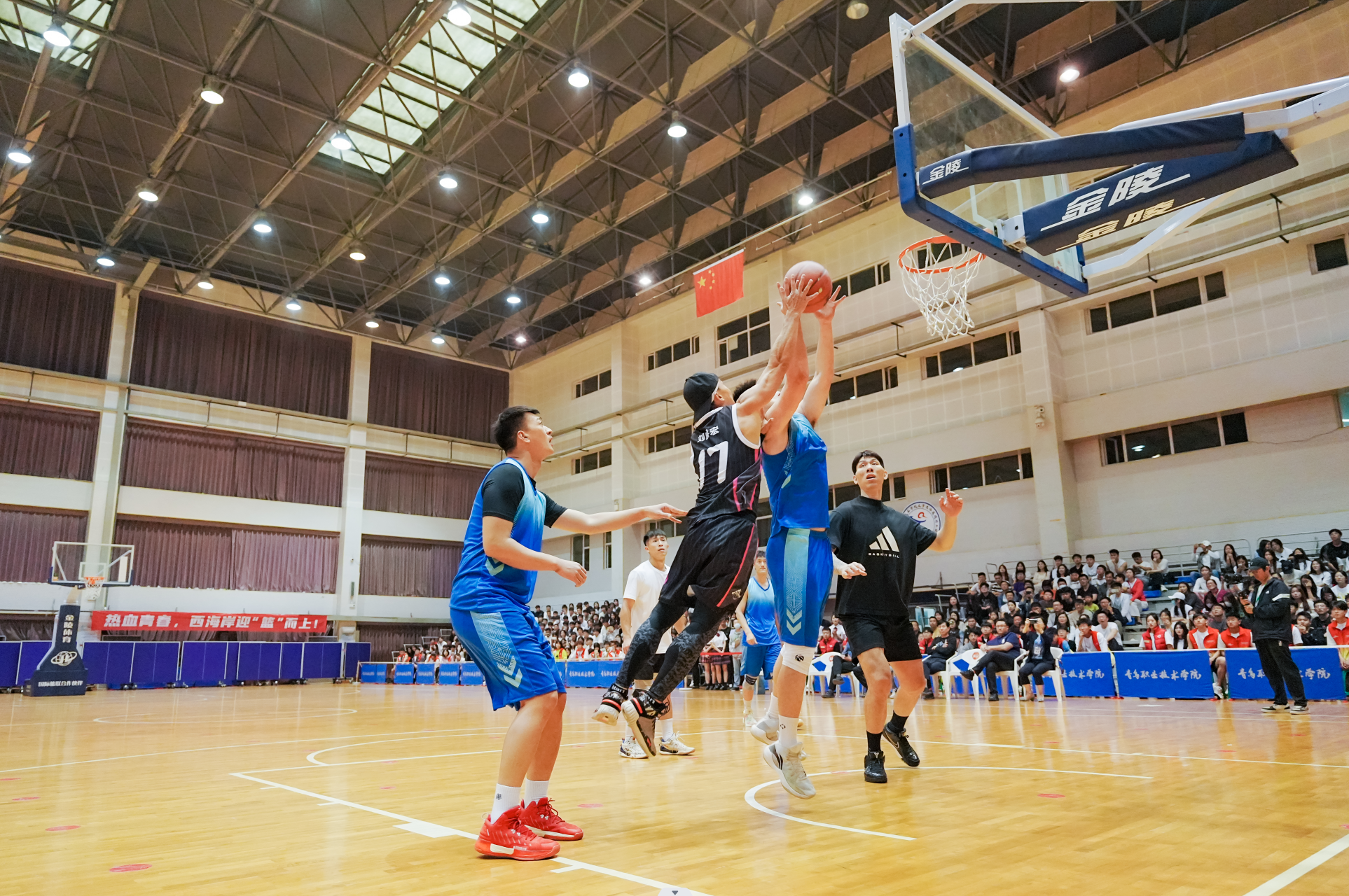 刘畊宏团队走进高校“以球会友” 为青岛西海岸新区“体育之城”建设再添动力