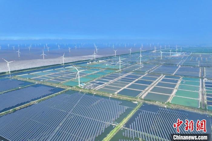 沿着江苏如东的海岸线，一排排白色“风车”一望无际。(资料图) 许丛军 摄