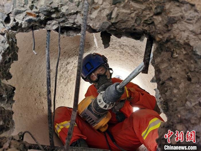 消防救援人员在狭小空间内破拆救援。　宋振豪 摄