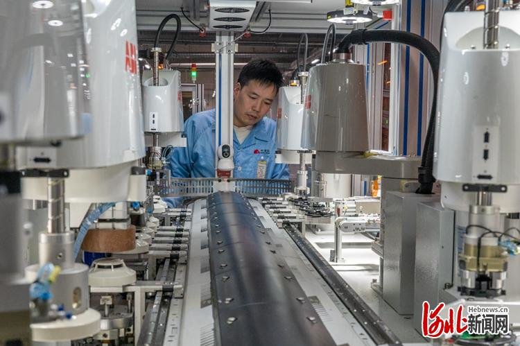 近日，秦皇岛泰和安科技有限公司的工人在生产线上工作。河北日报记者赵杰摄