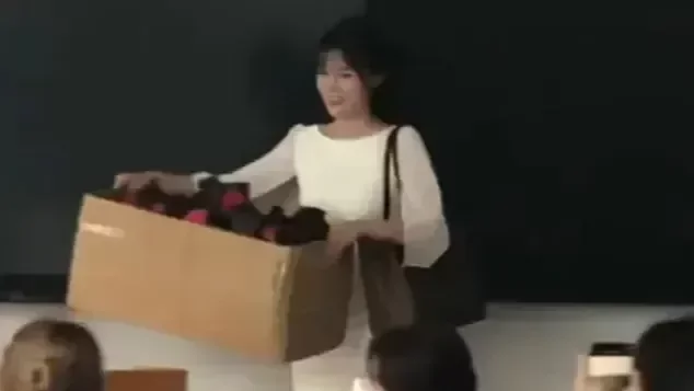 95后女大学老师给学生们送玫瑰：希望她们为自己而活