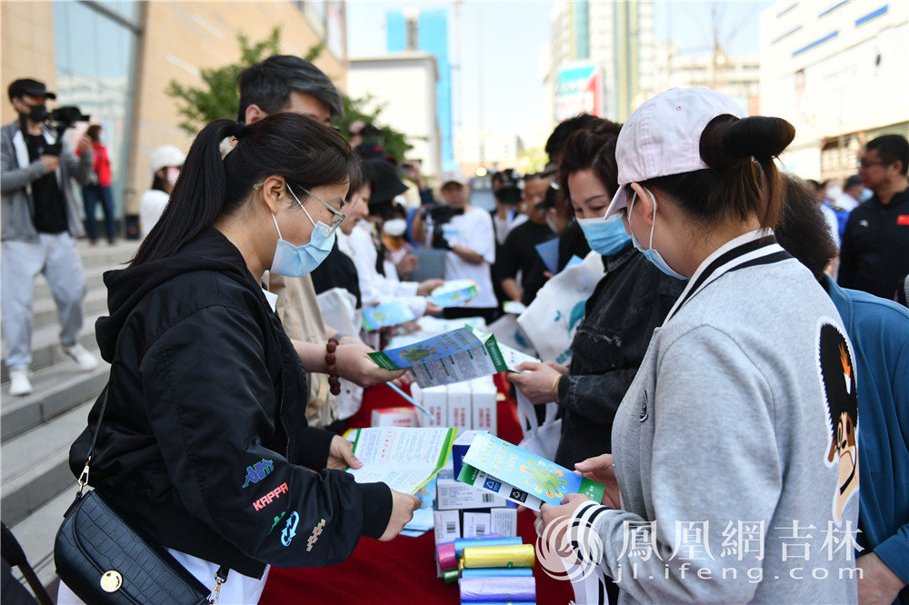 在长春市南关区区，市民学习垃圾分类知识。凤凰网吉林 梁琪佳摄