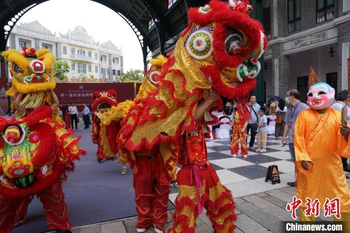 开幕式上进行当地民间传统的舞狮表演。　潘旭临 摄