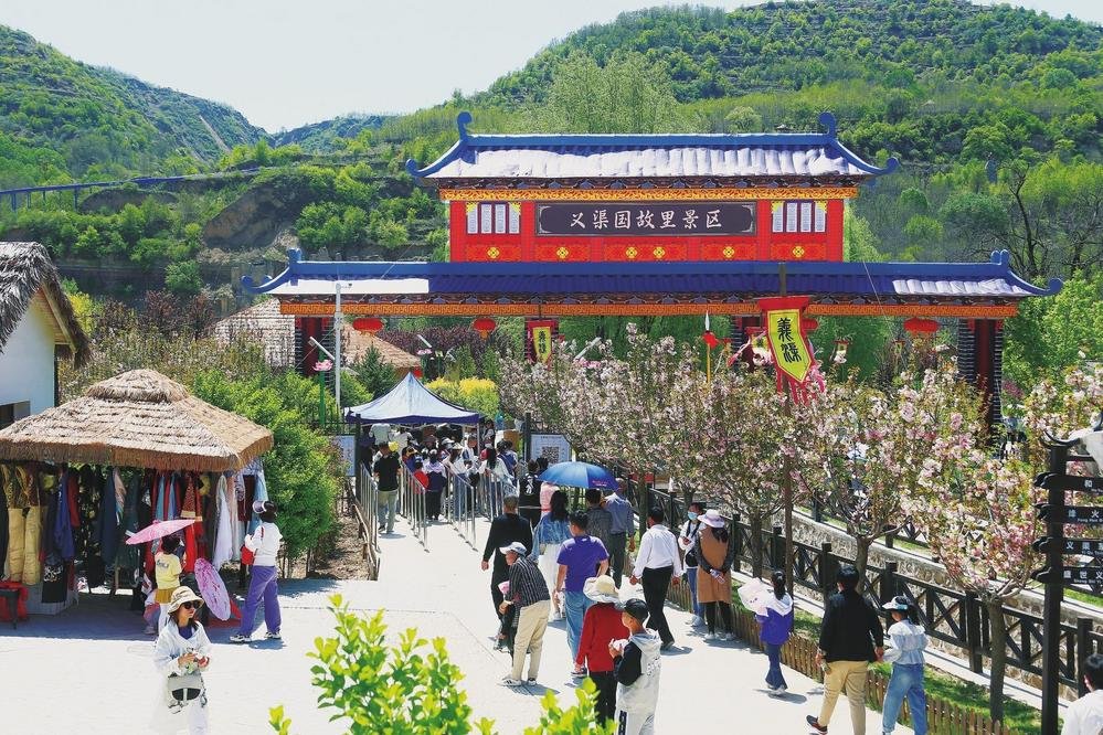 ▲游客在宁县义渠国故里景区游玩 李建琪 摄