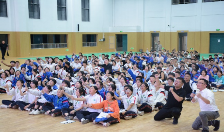 朋辈导师张岩赴青田县温溪高级中学助力中考加油大会