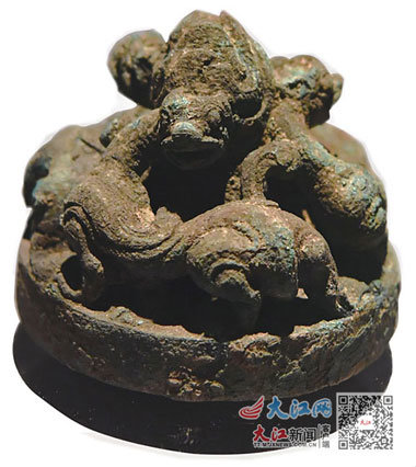 瑞兽形青铜镇