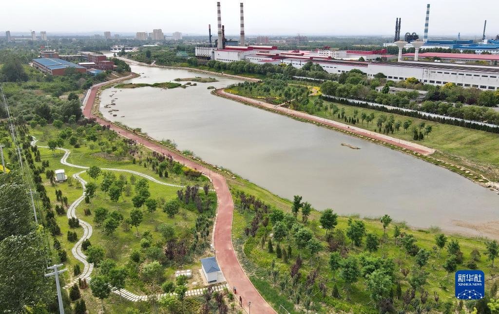 这是河北省沙河市故河道水系公园（5月24日摄，无人机照片）。