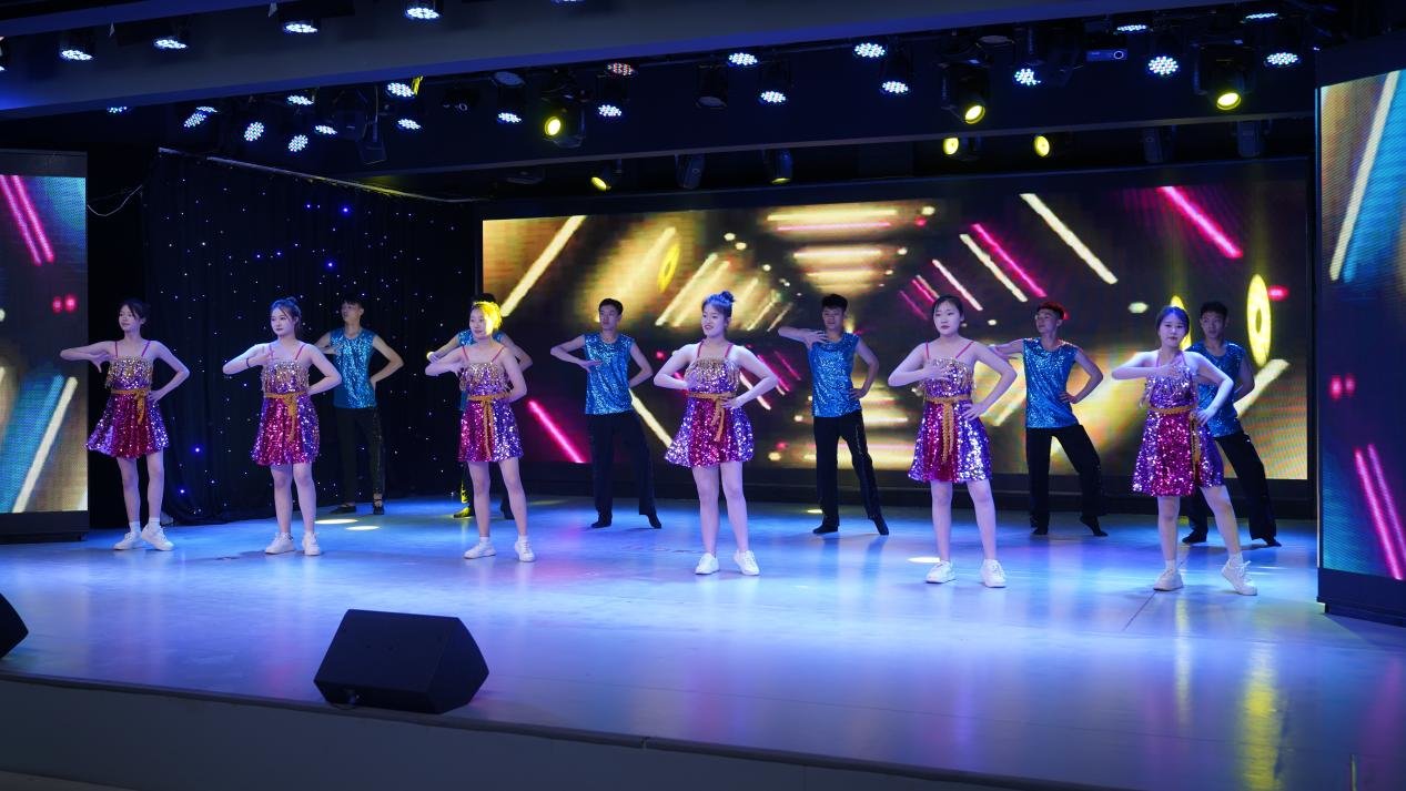 舞蹈《感到幸福你就拍拍手》：邹城高级职业技术学校