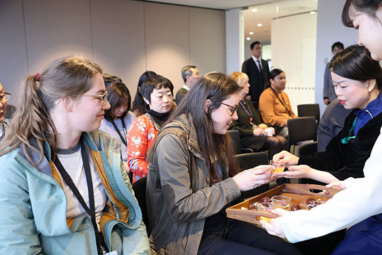 2023年5月15日，观众在新西兰惠灵顿举办的“茶和天下”甘肃非物质文化遗产展演活动上品茶。（摄影 孟韬）