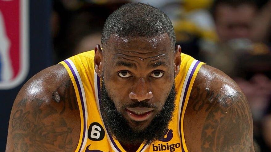 詹姆斯再创历史纪录成为NBA常规赛最年长三双球员