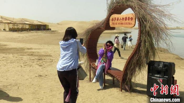 游客感受大漠风光、体验罗布文化。　汪志鹏 摄