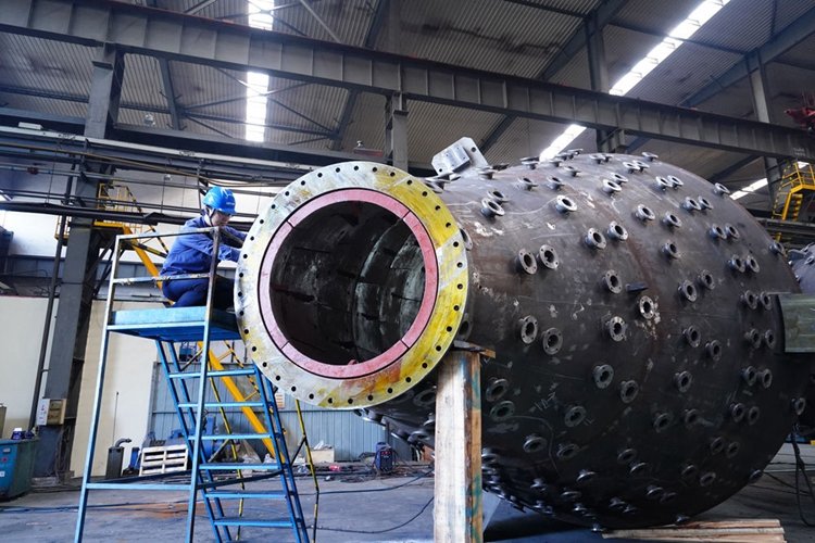 5月18日,秦皇岛开发区一家冶金装备制造企业的工人在生产线上工作。