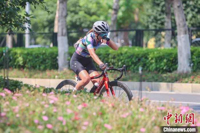 图为女子公路精英组选手在比赛中。　刘力鑫 摄
