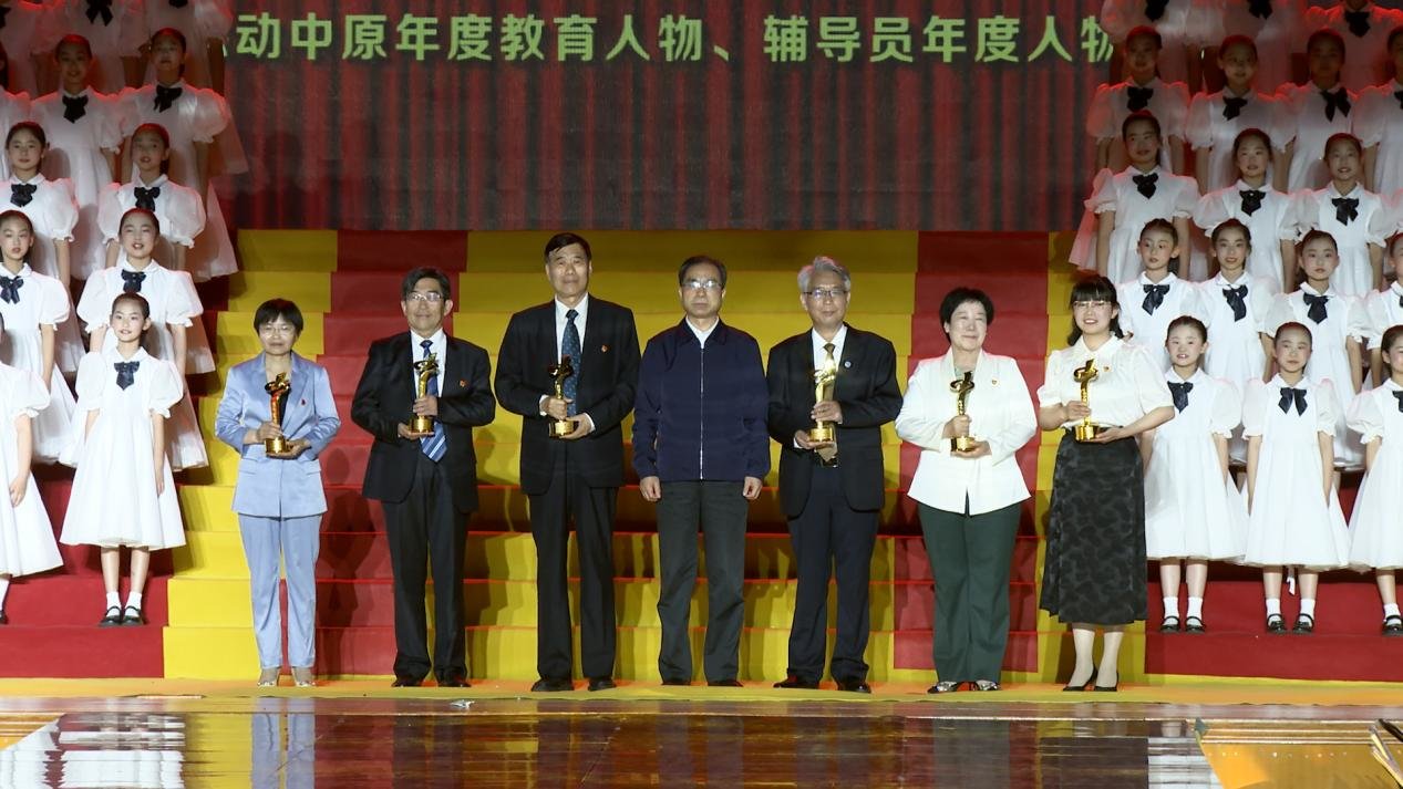 河南省委教育工委专职副书记尹洪斌为“感动中原”年度教育人物颁奖