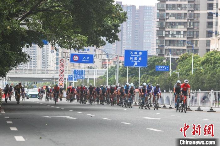 图为男子公路精英组选手在比赛中。　刘力鑫 摄