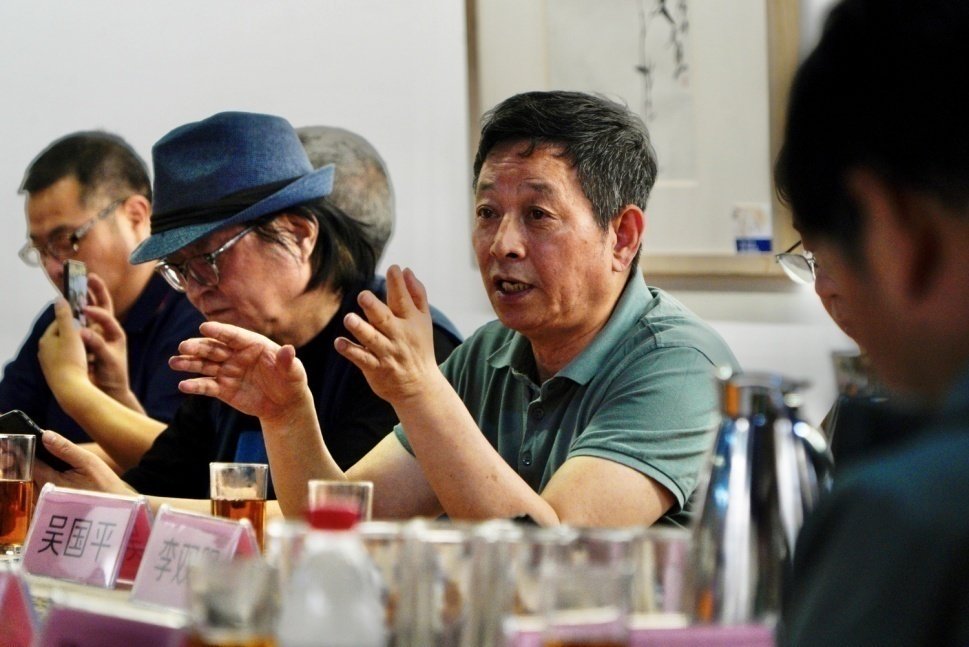 吴国平主持学术交流。