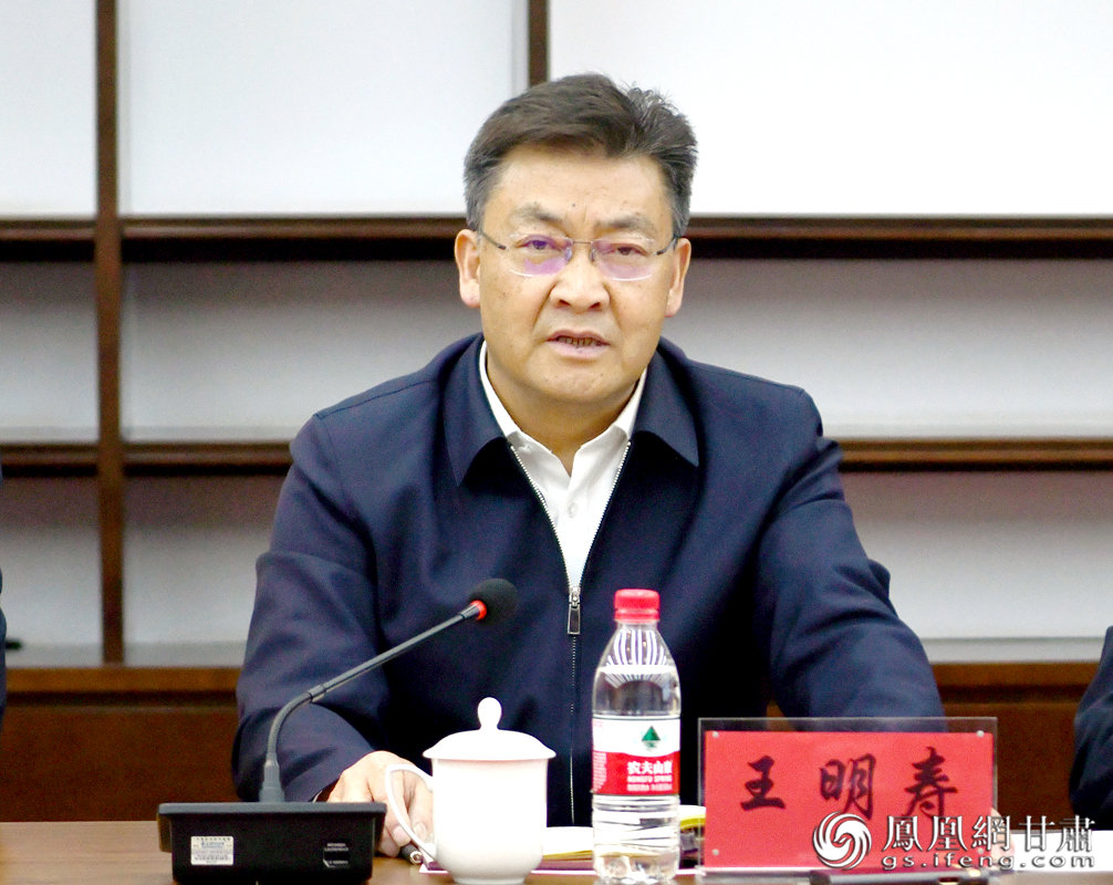 甘肃省城乡发展投资集团有限公司党委书记、董事长王明寿介绍企业发展历程 肖刚 摄