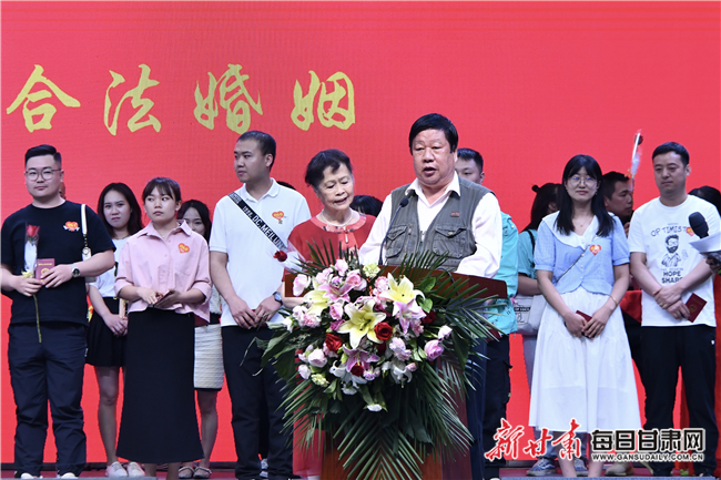 金银婚老人代表为新人送上祝福