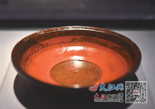云兽纹漆盘
