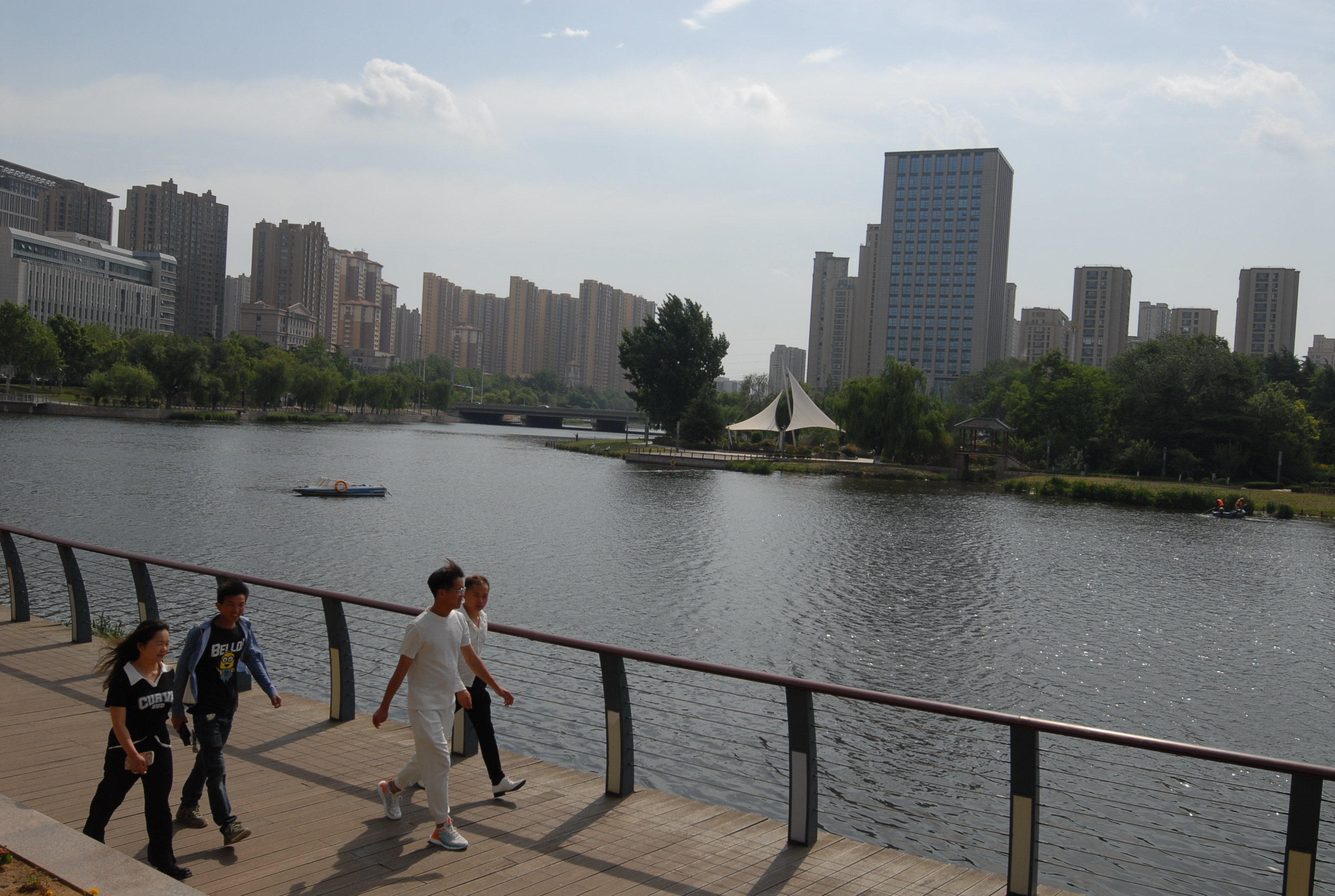 5月25日，市民在山东省青岛市即墨区城中河-墨水河畔行走休闲。