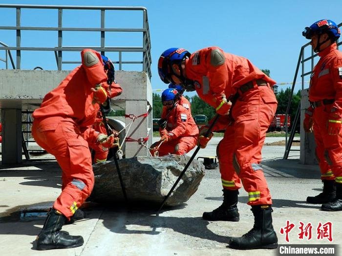 消防救援人员移出障碍物。　宋振豪 摄