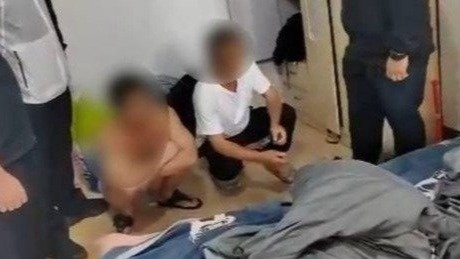 父子制发涉黄卡片1000余张，两人一起被抓_凤凰网视频_凤凰网