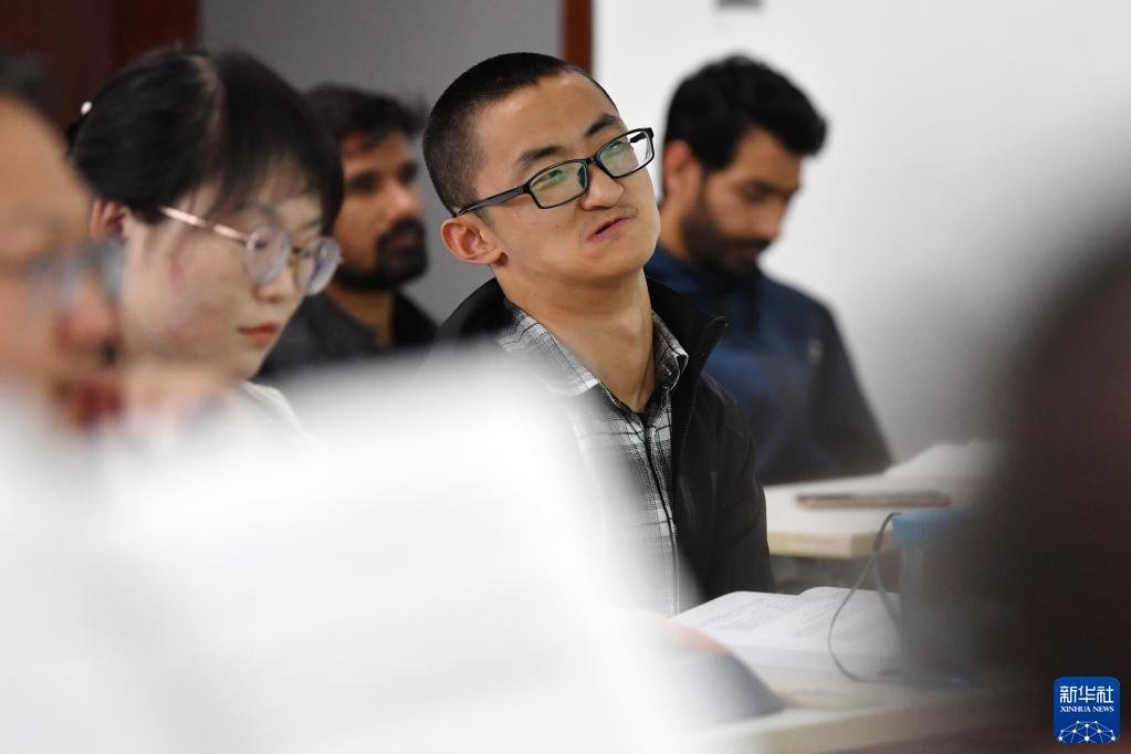 谢炎廷和同学在兰州大学的教室里上课（5月10日摄） 新华社记者 陈斌 摄