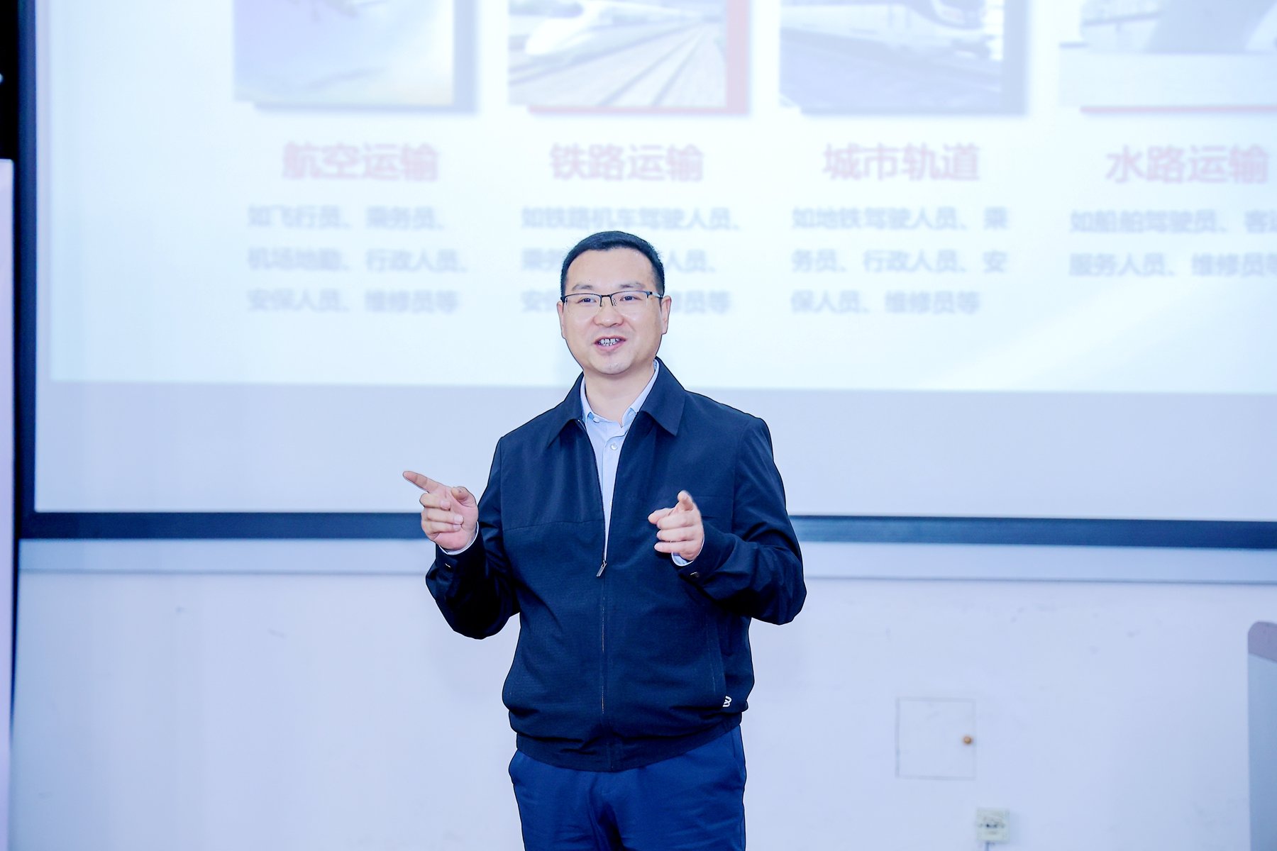 中国服装协会副秘书长兼科技部主任杜岩冰在东华大学宣讲现场
