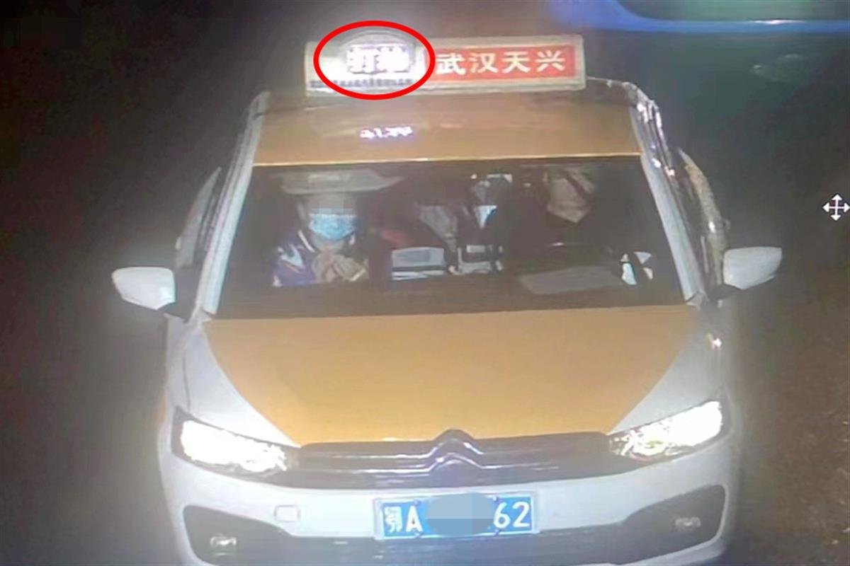 出租车顶灯显示“打劫”报警
